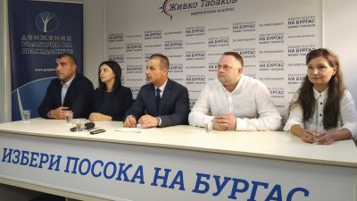 Не сме съгласни с начина, по който се предлага увеличаването на заплата на кмета, заяви Живко Табаков (в средата)