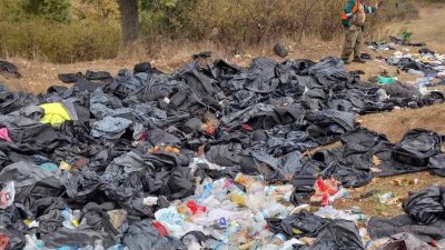 Това е само едно от десетките нерегламентирани сметища, които са образувани на територията на общината от боклуците изхвърлени от мигрантите