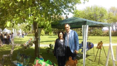 Кметът на Бургас Димитър Николов не пропусна да се снима с директора на ПГМЕЕ Роза Желева през шатрата на гимназията на Флората