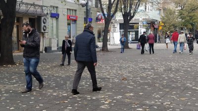 Президентът Петър Стоянов бе засечен на разходка по пешеходната улица Александровска
