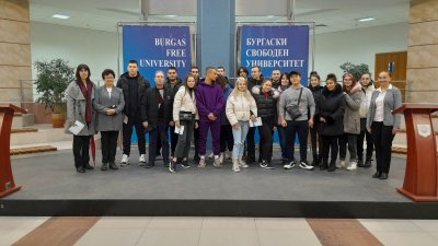 Учениците се запознаха с възможностите за обучение в университета. Снимки ПГТ Проф. д-р Асен Златаров