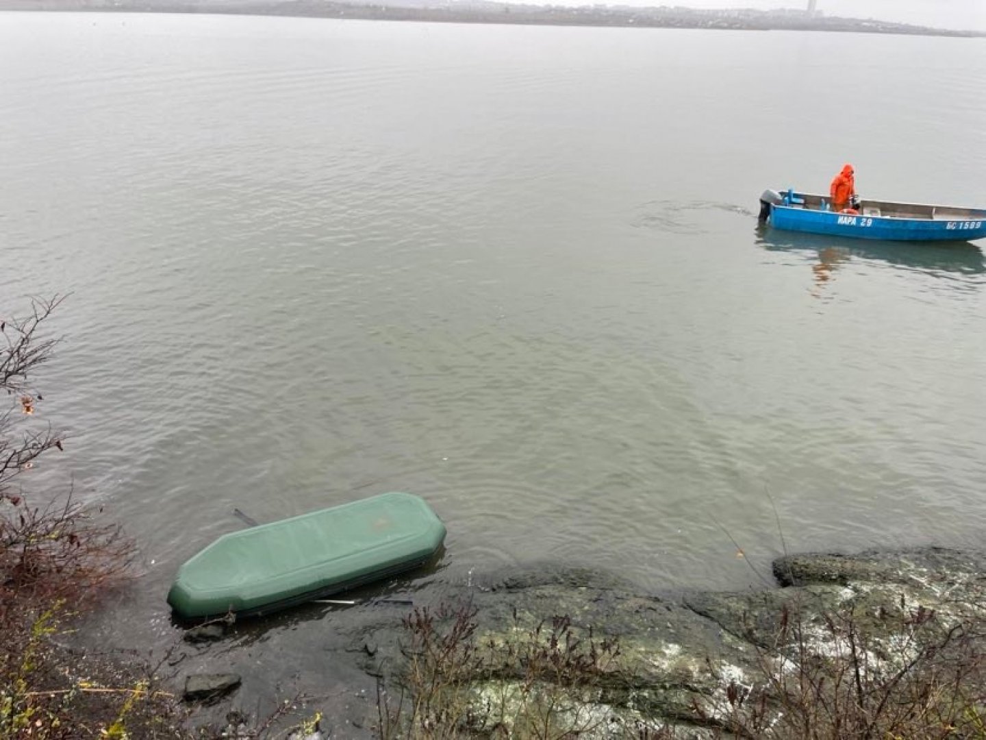 Тялото е изплувало близо до мястото, където бе намерена лодката. Снимка ОД на МВР
