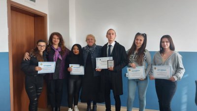 Директорът на гимназията Христина Жабова (в средата) поздрави учениците и техните преподаватели за успешното представяне на състезанието. Снимки ПГКМР