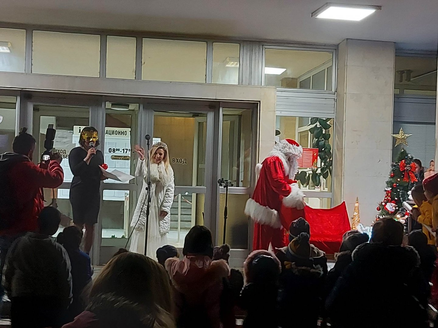 Дядо Коледа и Снежанка бяха най-очакваните гости на празника в Средец