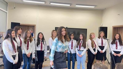 Вокална група Карамел към бургаската гимназия изнесе два празнични концерта в Айтос. Снимки ПГТ Проф. д-р Асен Златаров