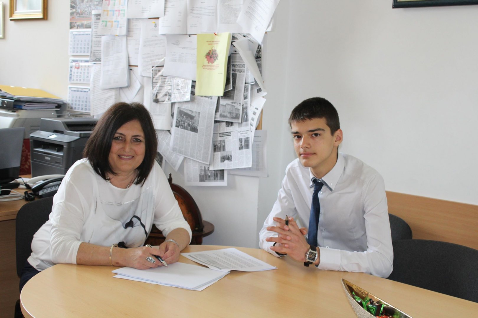 Директорът на ПГМЕЕ Роза Желева предаде управлението на гимназията на Велин Георгиев от X "ж" клас