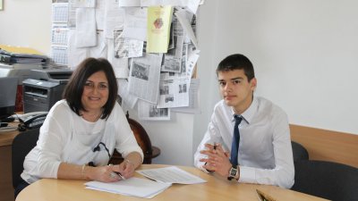 Директорът на ПГМЕЕ Роза Желева предаде управлението на гимназията на Велин Георгиев от X 