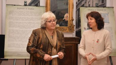 Красимира Костова - директор на Общинския исторически музей в Средец (вляво) откри изложбата, подредена в Историческата експозиция на РИМ - Бургас. Снимки РИМ