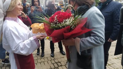 Лидерът на БСП Корнелия Нинова бе посрещната по стар обичай с хляб и сол
