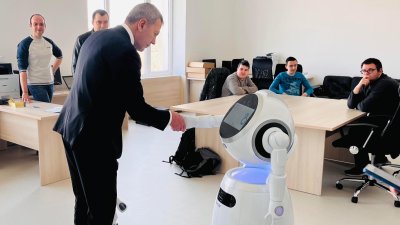 Роботът Cruzr поздрави министърът по време на посещението му в Центъра. Снимки университет Проф. д-р Асен Златаров