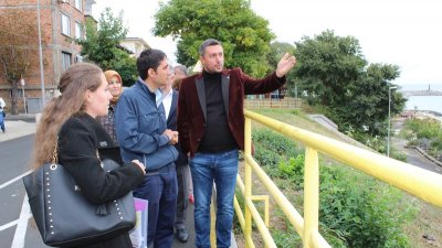 Кметът на Царево Георги Лапчев (вдясно) показа на партньорите по проекта новия парк. Снимки Община Царево