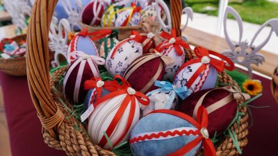 Великденската укра бе сред най-продаваната на базара в града. Снимки Община Царево