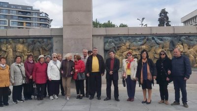 Членове и сипматизнати на БСП се събраха на паметника Альоша, за да почетат жертвите на Втората Световна война