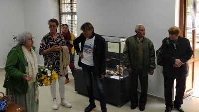 Директорът на ОИМ Средец Красимира Костова (вляво) откри изложбата Птиците. Снимки Авторът