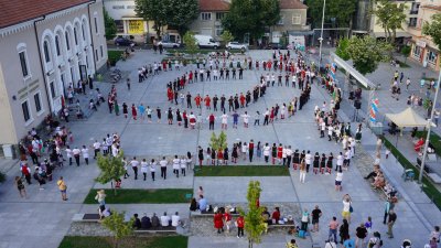 Над 300 участници се хванаха на хорото на площада в града. Снимки Община Царево