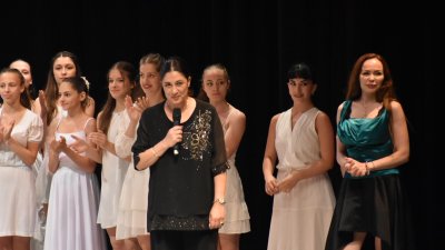 Сара-Нора Кръстева благодари на участниците и съорганизаторите на балетния конкурс, който носи нейното име. Снимки Държавна опера Бургас