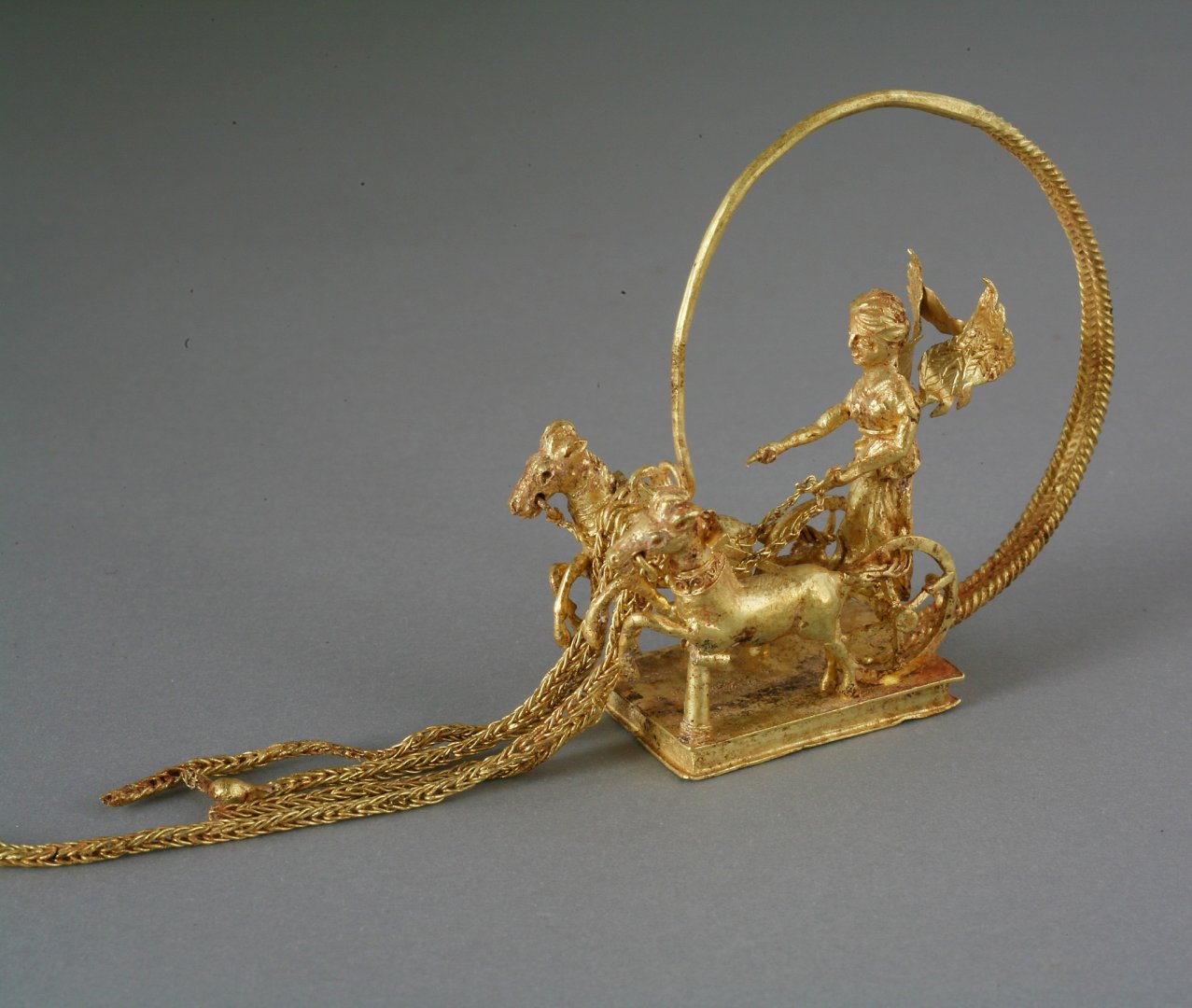 Златните обеци са сред уникалните експонати, открити в могилата. Снимки Община Царево