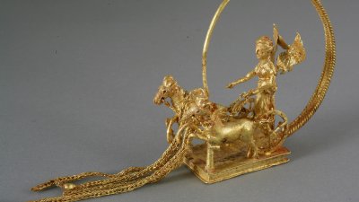Основен акцент в изложбата в Чикаго са уникалните български артефакти - златен наушник открит в могилата край Синеморец. Снимки Община Царево