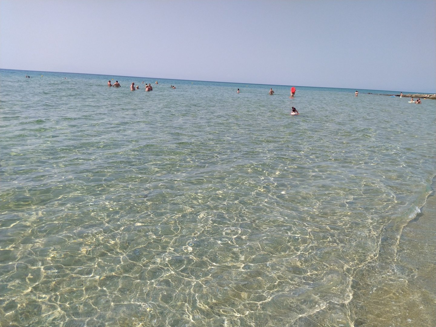 Така изглежда водата на гръцкия плаж Ammolofoi Beach. Снимка Господин Бодуров