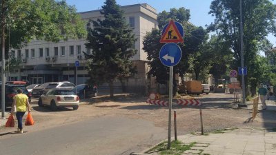 Не малка част от центъра на Бургас е затворена за движение на автомобили, заради ВиК ремонтите. Снимка Петя Добрева
