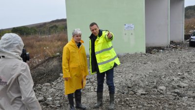 Министър и кмет провериха как вървят ремонтните дейности на депото. Снимки Пресцентър Община Бургас