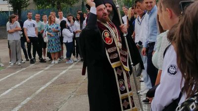 Агатополският епископ Иеротей наръси със светена вода учениците и техните учители