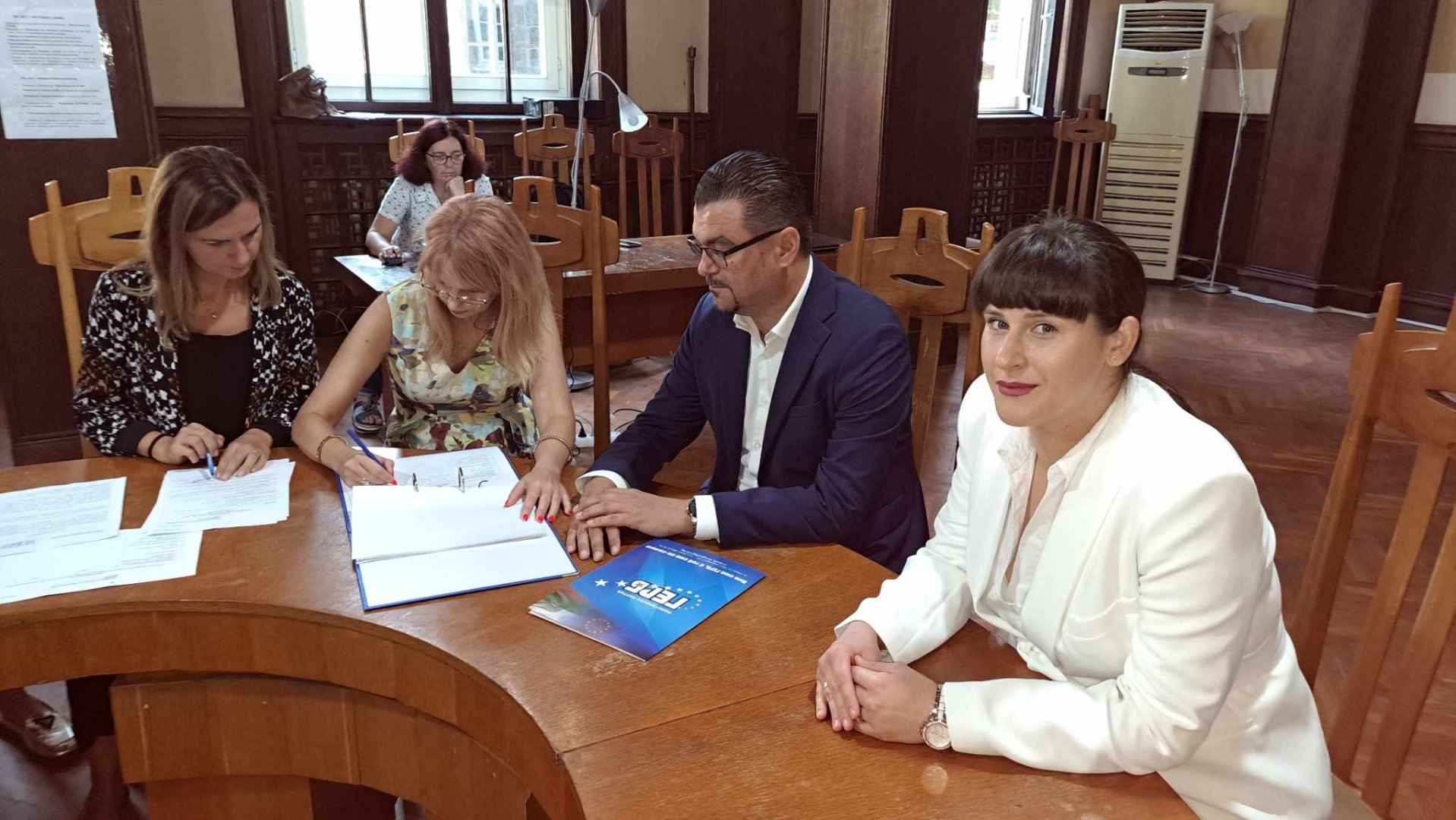 Андрей Рунчев и Анелия Долпачиева (вдясно) подадоха документите за регистрация на ГЕРБ в ОИК Бургас. Снимки ГЕРБ