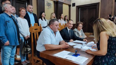 Живко Табаков (в средата) ще бъде кандидат за кмет и ще води листата на коалицията. Снимки МК Левицата
