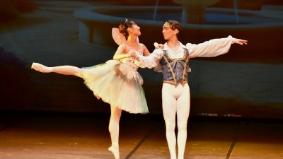 Японката Нанако Сато и италианецът Франческо Русо си партнират в балета Палечка. Снимки Държавна опера Бургас