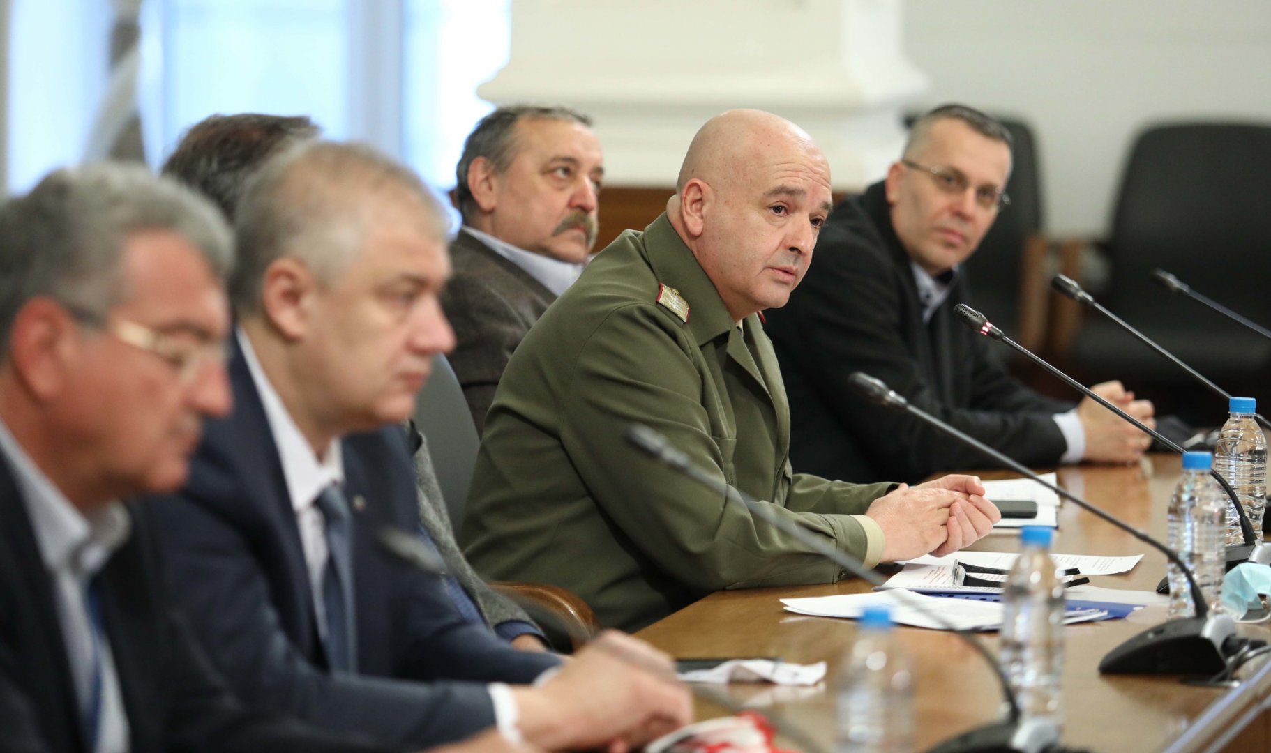 Откриваме 2 от 6 заразени, каза генерал - майор проф. д-р Венцислав Мутафчийски (в средата). Снимка Министерски съвет