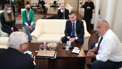 Премиерът се срещна със Симона Бонева и Дарина Георгиева, които изразиха желанието на връстниците си да има изпращане в училищния двор. Снимка Министерски съвет