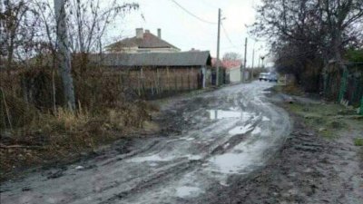 Съветникът настоява средства за ремонт на улиците да бъдат заложени в бюджета на община Бургас за следващата година. Снимки БСП - Бургас