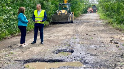 Министър Коритарова видя на място как е започнал основния ремонт на първите 34 км. от трасето. Снимки АПИ