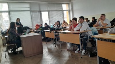 Кампанията стартира в два девети класа на бургаската гимназия. Снимки ПГТ Проф. д-р Асен Златаров