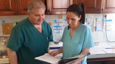 Д-р Станислава Панайотова и д-р Иван Минчев работят в COVID отделението. Снимки УМБАЛ Бургас