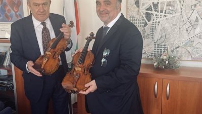 Проф. Минчо Минчев (вляво) върна цигулката на собственика - Министерството на културата в лицета на министър Найден Тодоров. Снимки Министерство на културата
