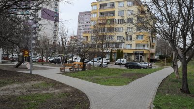Така изглежда обновеното пространство между блокове 72 и 19 в комплекс П. Р. Славейков. Снимки Община Бургас