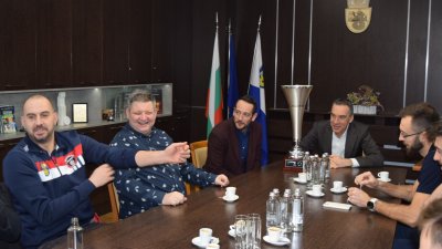 Кметът на Бургас Димитър Николов се срещна с екипа на Дея. Снимки Община Бургас