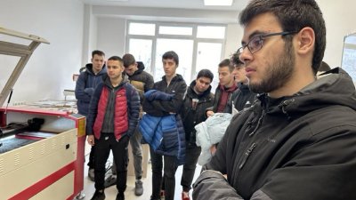 Учениците видяха оборудването и възможностите на университета. Снимки университет Проф. д-р Асен Златаров