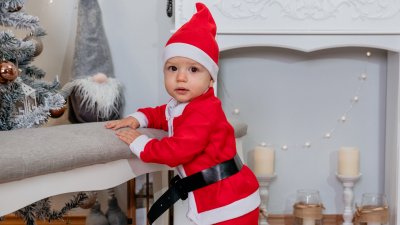 Чаровният Иван позира облечен като джудже на Дядо Коледа