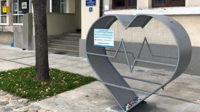 Сърцето е монтирано пред сградата на община Царево