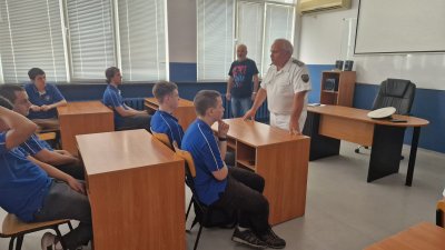 Капитан I ранг Петър Петров запозна учениците с професията си. Снимки ПГМКР