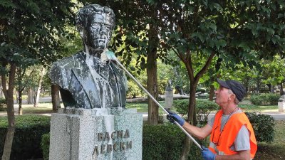 Бюст-паметникът на Левски се почиства два пъти в годината - в деня на рождението на Апостола и в деня на обесването му. Снимки Личен архив