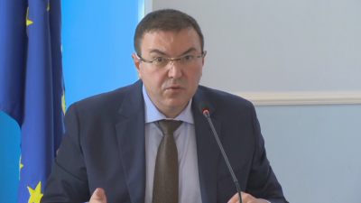 Виждаме разколебаване у хората по отношение на дисциплината около COVID-19, каза министърът на здравеопазването Костадин Ангелов. Снимки БНТ