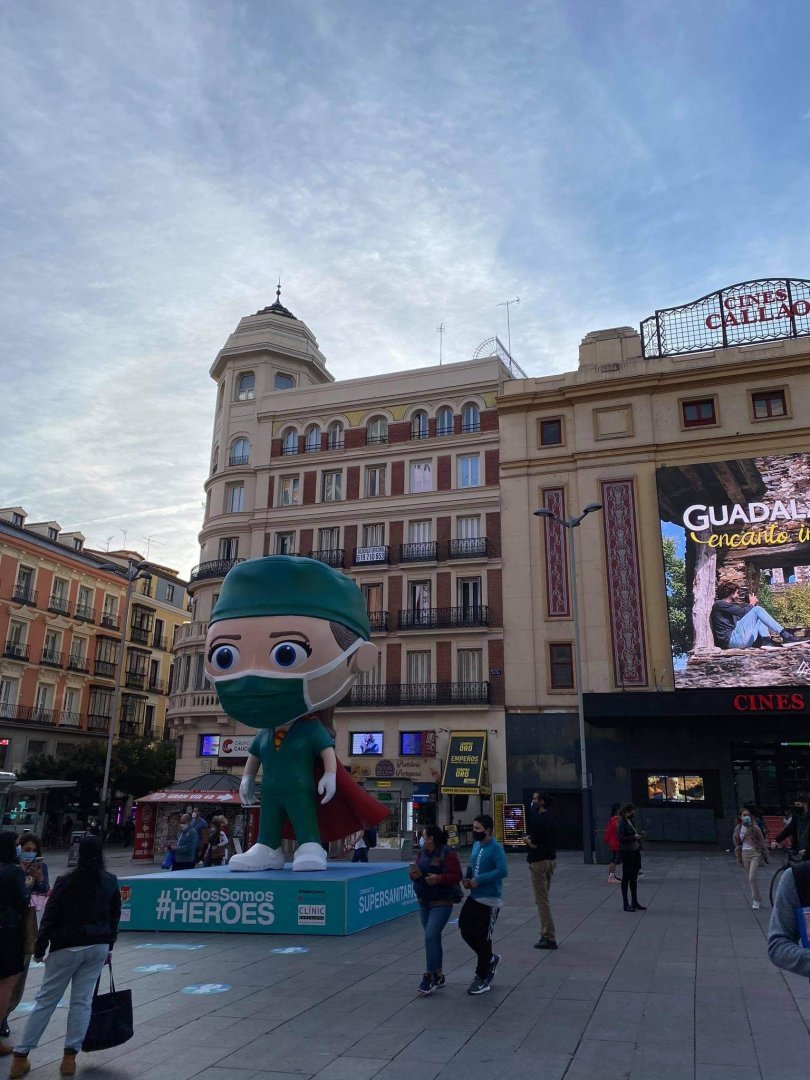 Суперсанитарио се нарича тази фигура позиционирана на един от площадите в центъра на Мадрид. Тя олицетворява недостига на медици. Снимка Ангелина Горанова