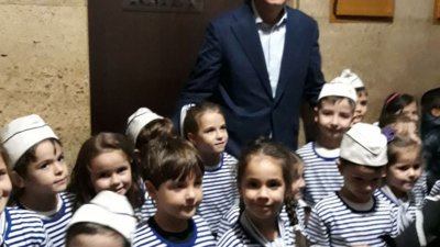 Кметът Николов посрещна малчуганите от предучилищна група на СУ Иван Вазов пред кабинета си. Снимки Лина Главинова и Христина Ганева