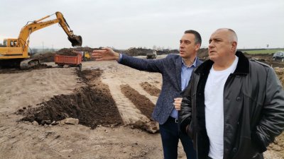 Бойко Борисов (вдясно) и кметът на Бургас Димитър Николов посетиха обекта в началото на строителните дейности преди година и половина. Снимка Архив