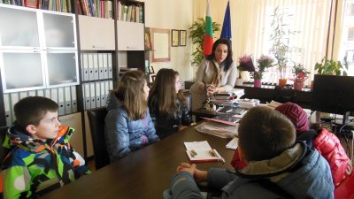 Учениците задаваха различни въпроси на съдия Вълкова. Снимки Пресцентър