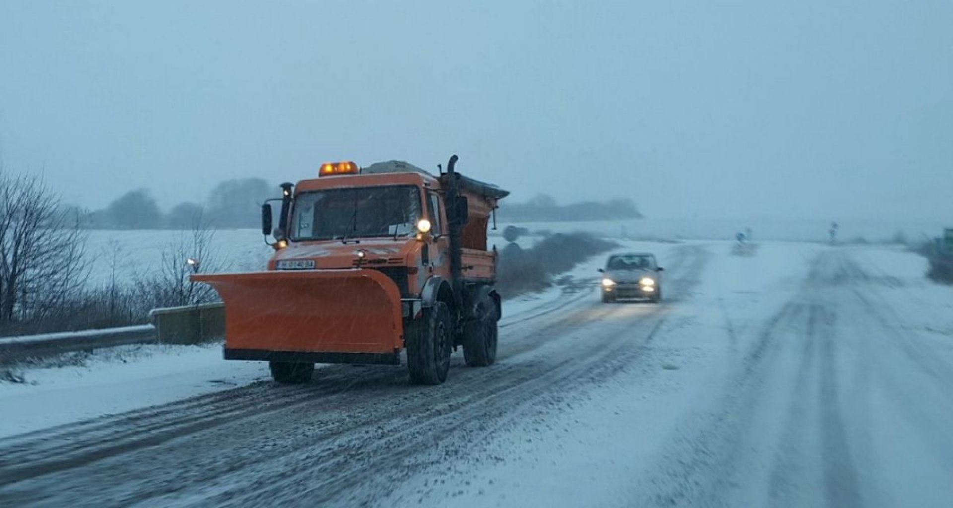 109 снегопочистващи машини обработват пътните настилки в районите със снеговалеж