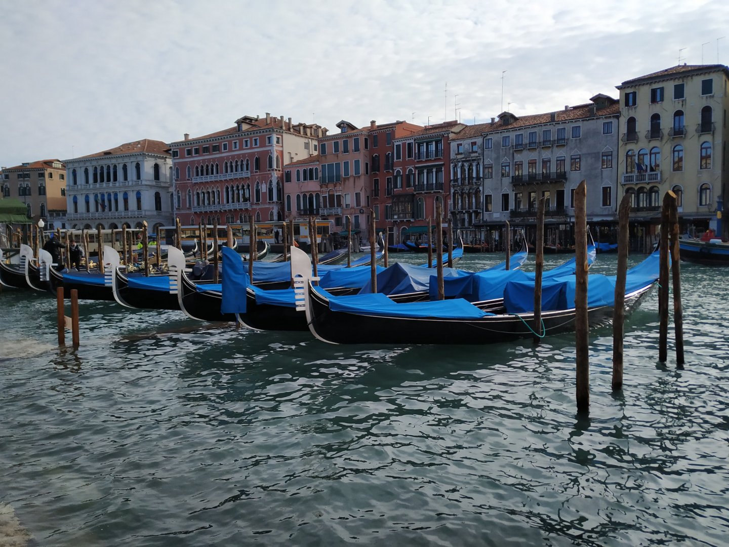 Разходка с гондола из един от многобройните канали на Венеция е сред предпочитаните атракции за туристите. Снимка Авторът